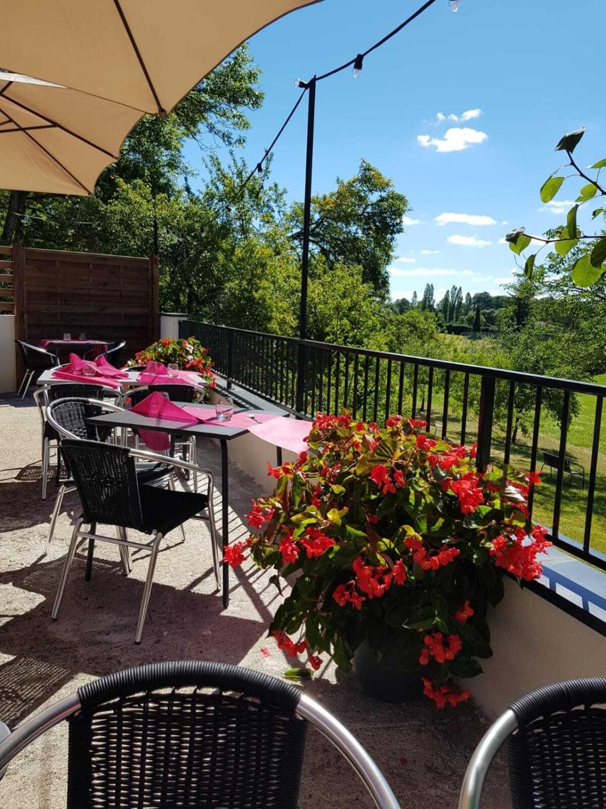 Auberge D'Ici Et D'Ailleurs Cressensac-Sarrazac Exterior photo